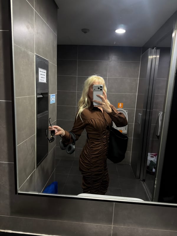 Morning mirror selfie captured in Seoul apartment