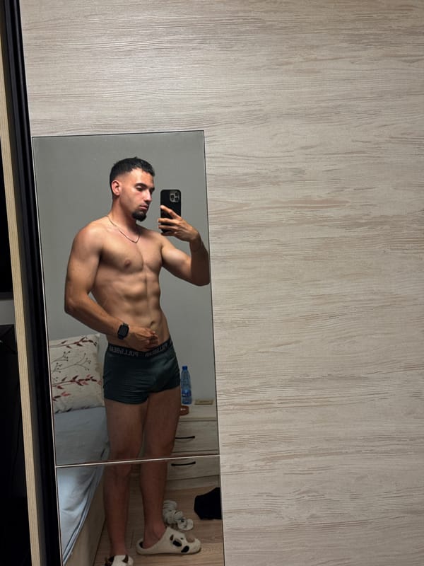 Mirror selfie flex session in a Shumen bedroom.