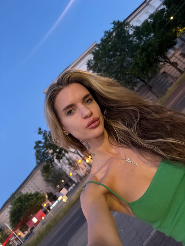 Evening selfie in Berlin, green dress and silver key pendant