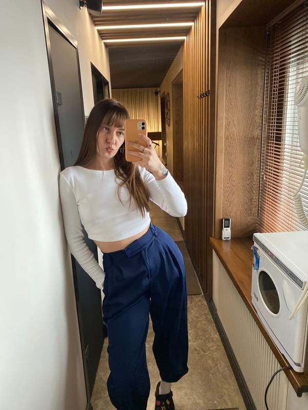 Woman's morning routine captured in Votkinsk home