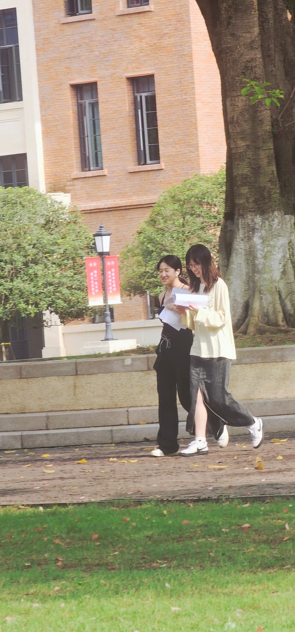 Morning life unfolds across Yuzhong District public spaces