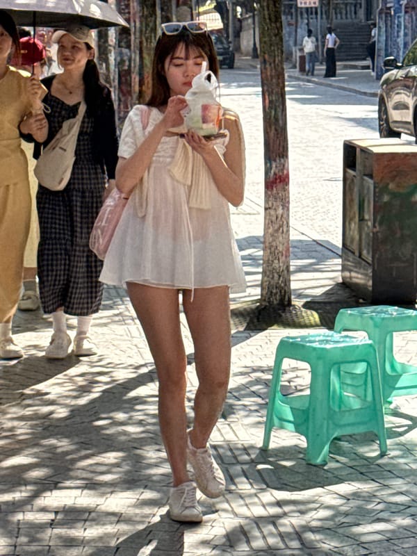 Morning street life captured across Jiulongpo District arts area