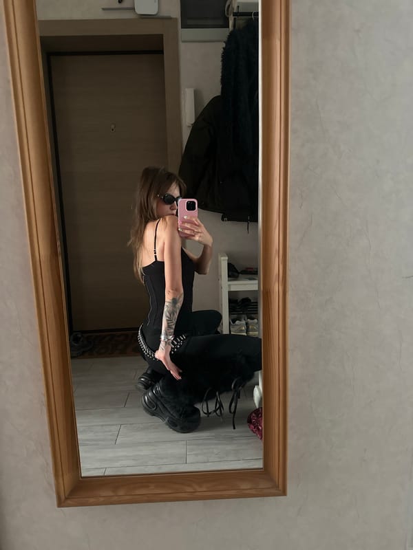 All-black outfit mirror selfie session in a Moscow apartment