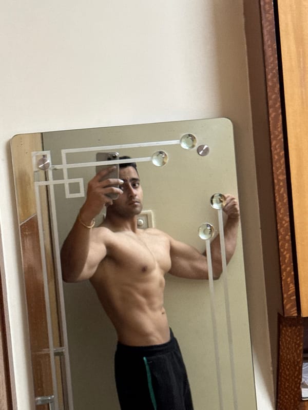 Man takes 30 mirror selfies over 2.5 hours in Kolkata