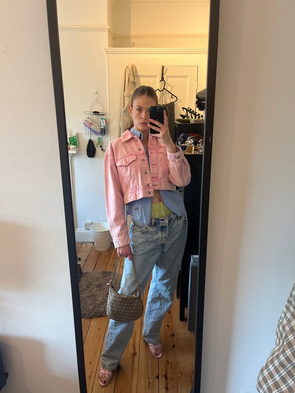 Young person takes mirror selfie in London bedroom