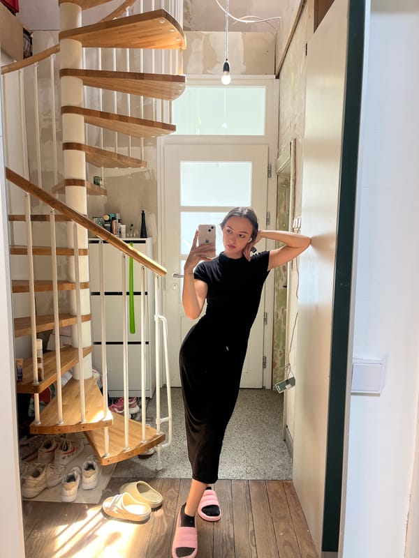 Mirror selfies in a Saarbrücken home, renovation vibes in the background