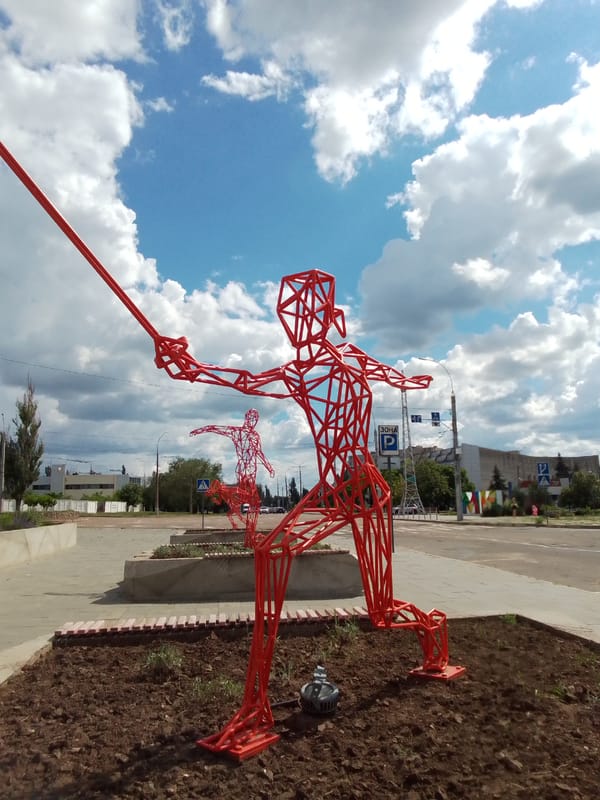 Urban snapshots: cat, sculpture, buildings captured in 48-minute span