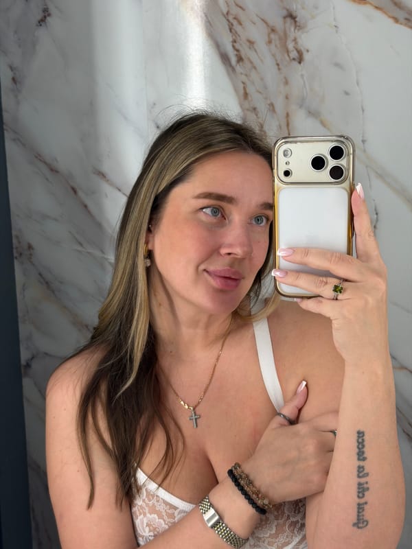 Woman takes bathroom selfies in Moscow apartment