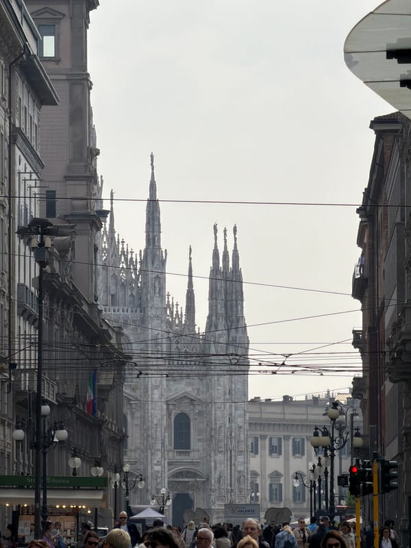 Milan street scene captures Duomo cathedral backdrop