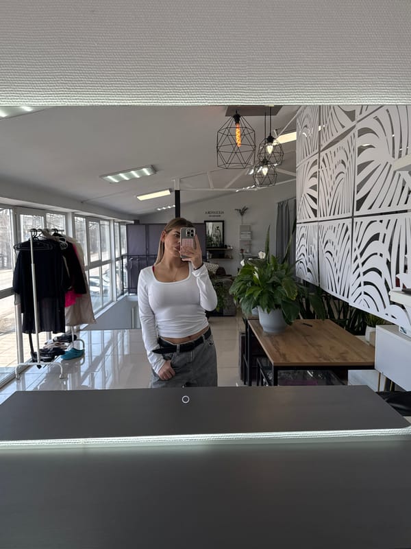 Woman documents beauty salon visit with selfies in Chaikovsky