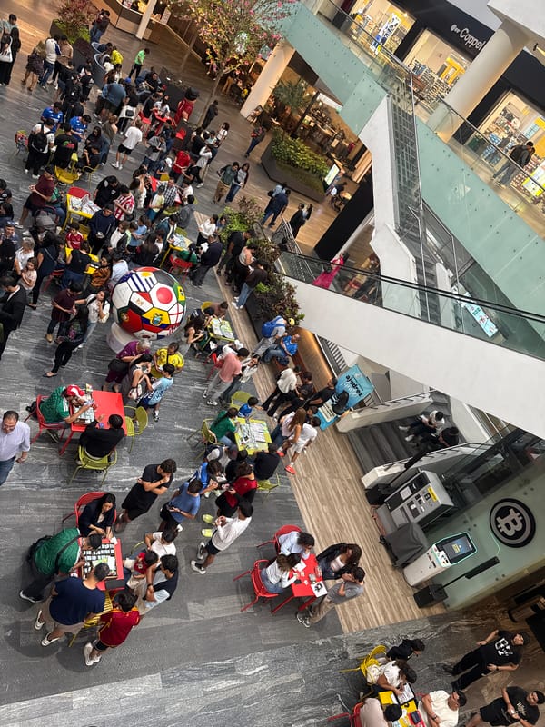 Late-night chess gathering draws crowds to Puebla shopping mall