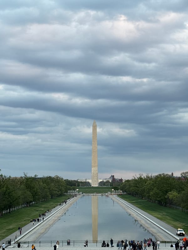 Evening photos capture Washington Monument, Lincoln Memorial with visitors