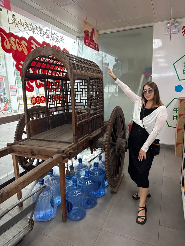 Woman documents early morning convenience store visit in Huizhou