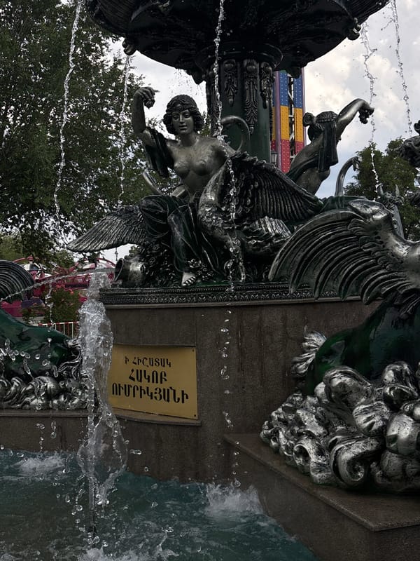 Tourist documents hour-long sightseeing tour through central Yerevan landmarks