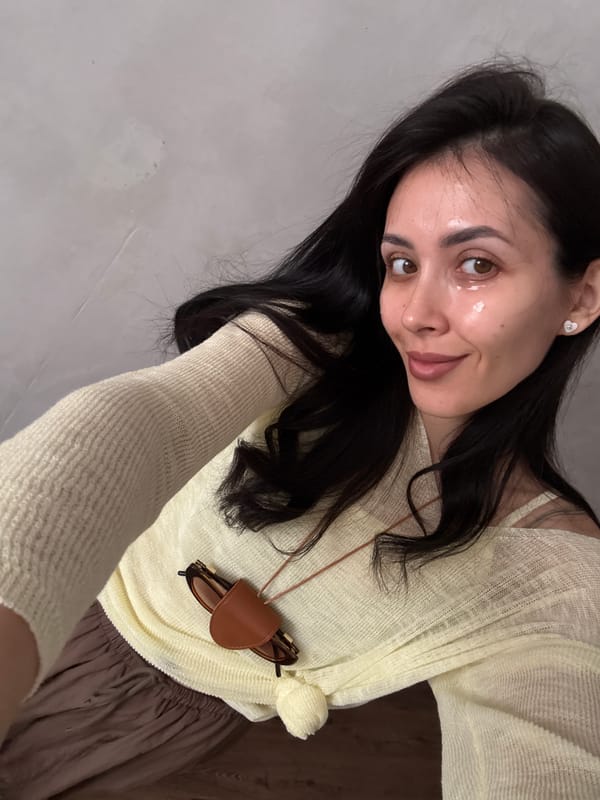 Woman takes morning selfies with pet in Votkinsk home