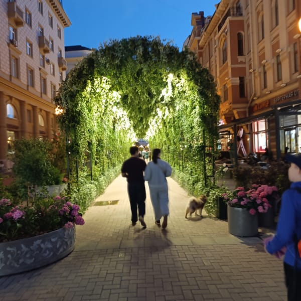 Evening stroll through Moscow's Arbat Street with performances and art