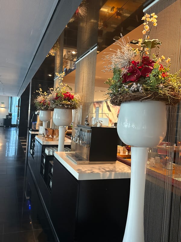 Floral arrangement spotted in modern Munich establishment