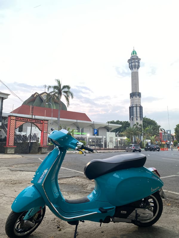 Evening stroll around the Grand Mosque of Pati