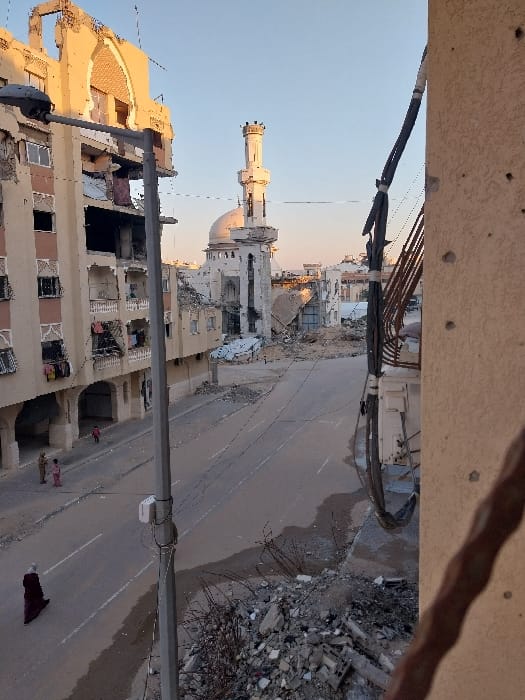 Destruction and communal meals documented in Khan Yunis