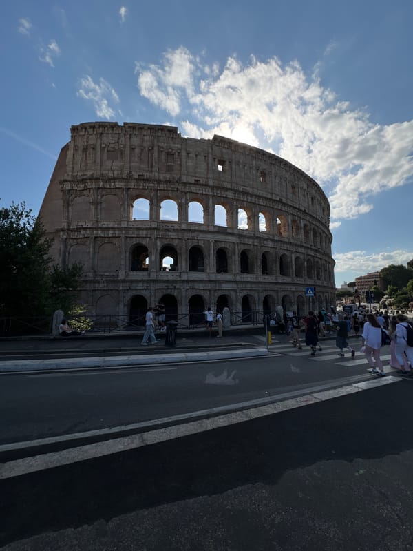Sunny afternoon brings crowds to Rome's Colosseum
