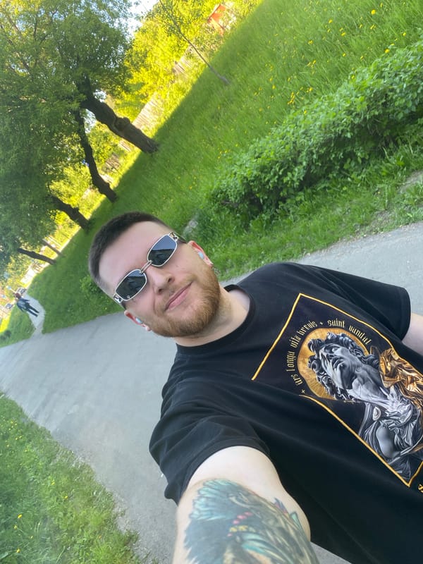 Man takes selfies on residential path in Zheleznogorsk