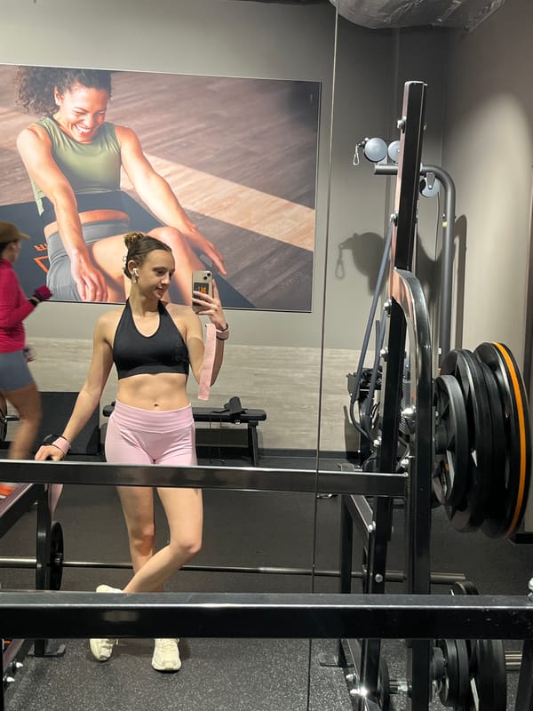 Woman takes gym selfie in Saarbrücken fitness center