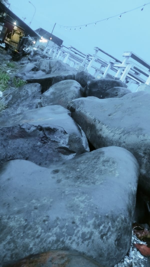 Evening scenes documented at Lhokseumawe dam and waterway