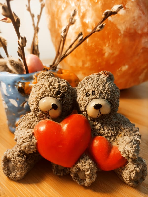 Easter decorations captured in intimate home display over 34 minutes