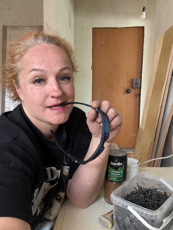 Woman documents morning routine and home life in Chaikovsky