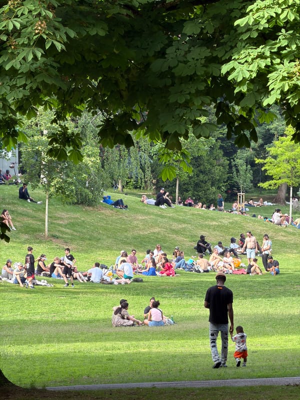 Weekend crowds enjoy sunny afternoon in Luxembourg City park
