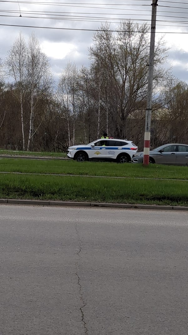 Ordinary street life captured across Ulyanovsk on spring morning
