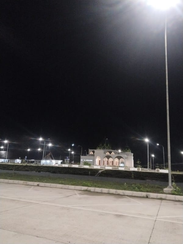 Man takes nighttime selfie in Keureuweungkrueng parking lot