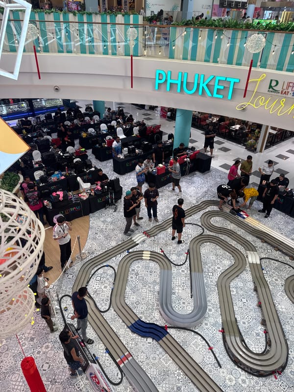Mini 4WD race draws spectators at Thai mall