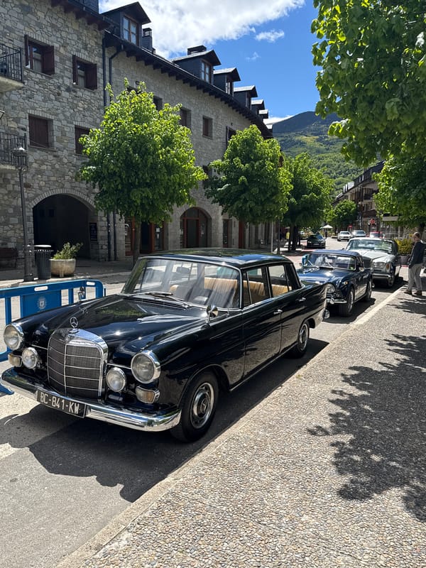 Vintage car gathering spotted on Benasque street