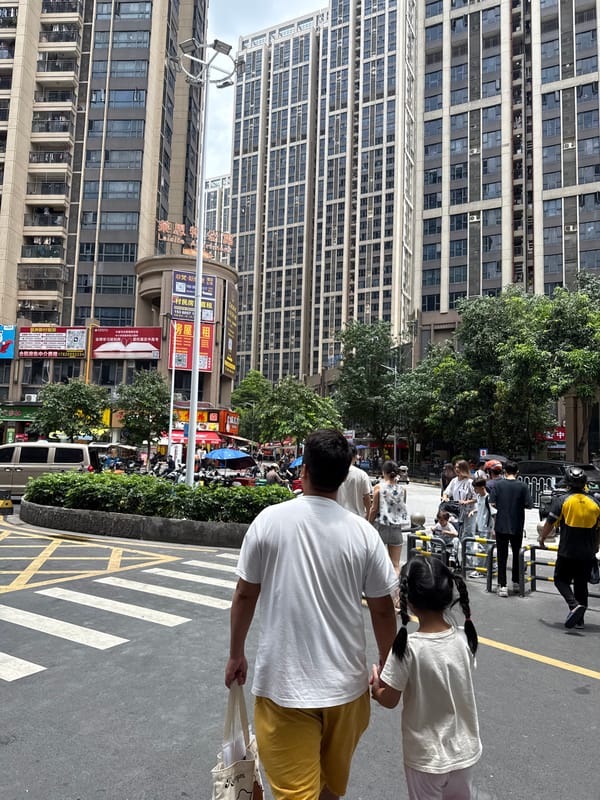 Mid-morning street life across a busy Haizhu District corridor