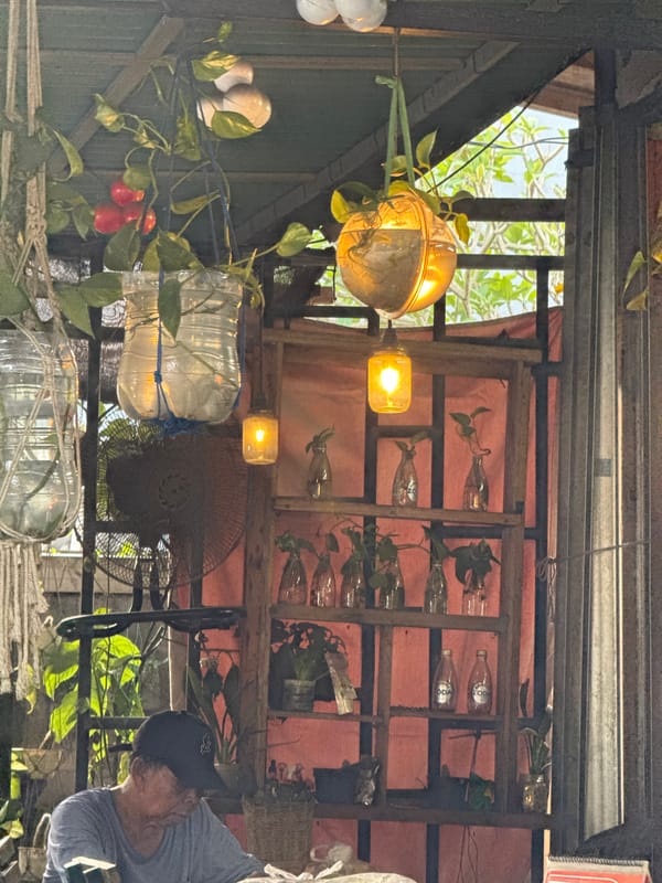 Morning cafe visit in Kuta Selatan features smoothies and dogs