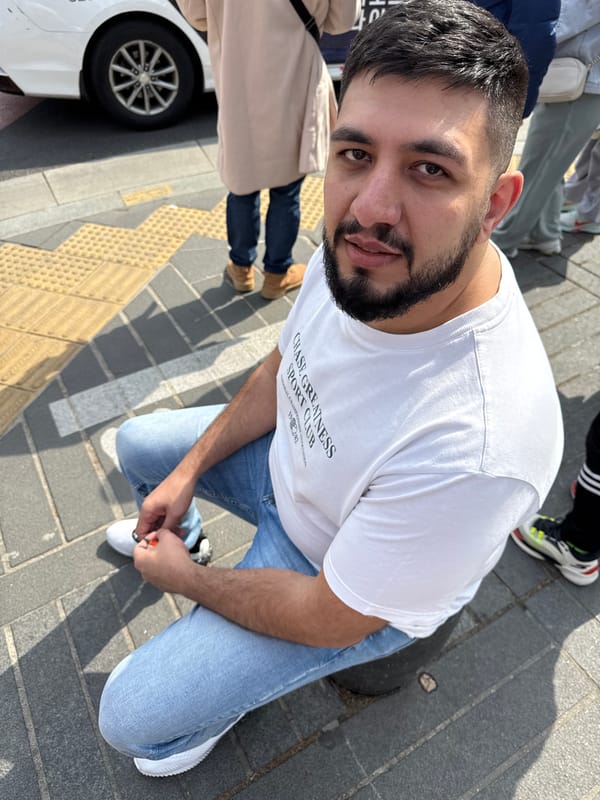 Spring tourism documented at Seoul's historic palaces and districts