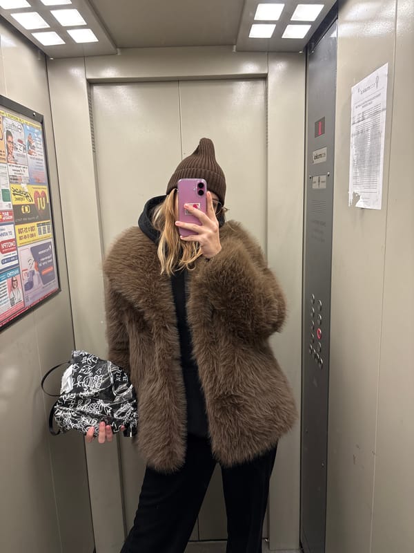 Person takes elevator selfie in Ust-Ilimsk