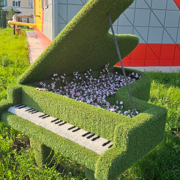 Piano topiary art installation spotted in Novo-Stroyka, Russia
