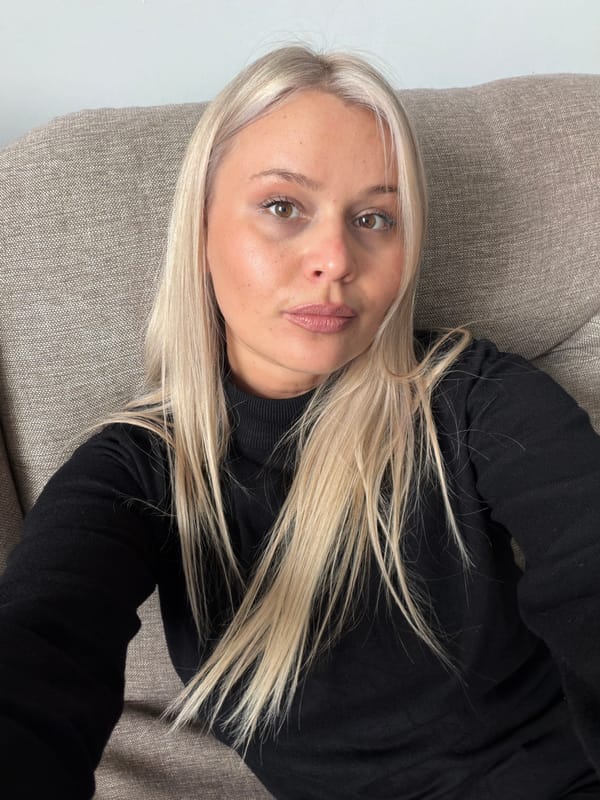 Woman documents morning routine through selfies in Sarapul home