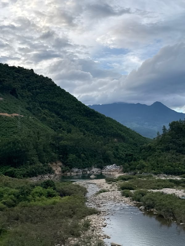 Rural roadside scenes near a river valley outside Đà Nẵng