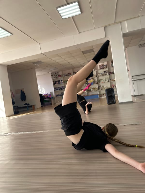 Early morning dance practice session observed in Votkinsk studio
