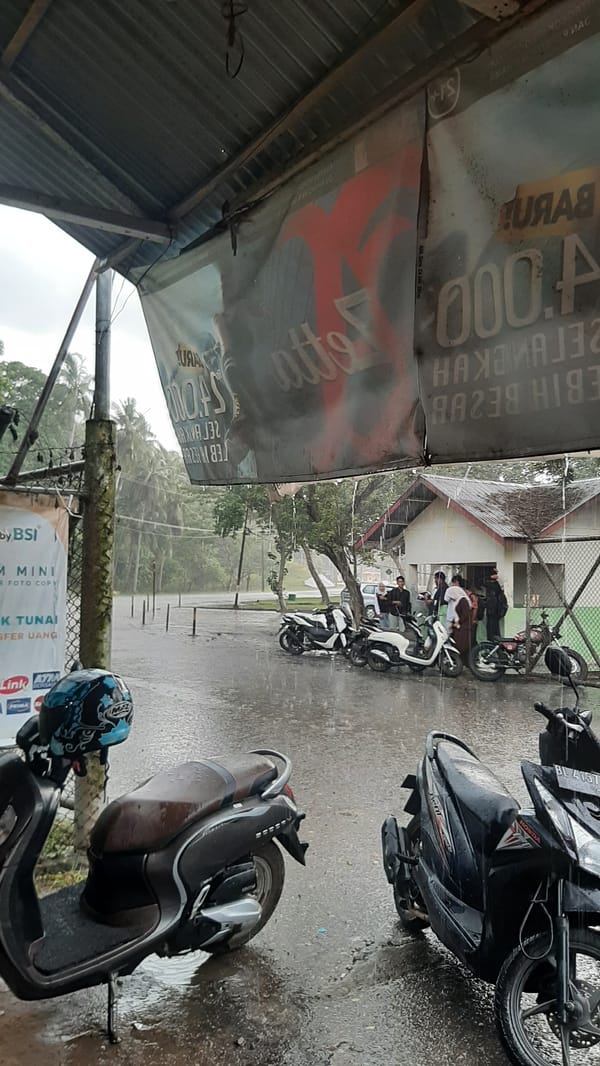 Morning rain brings typical commuter scenes to Lhokseumawe streets