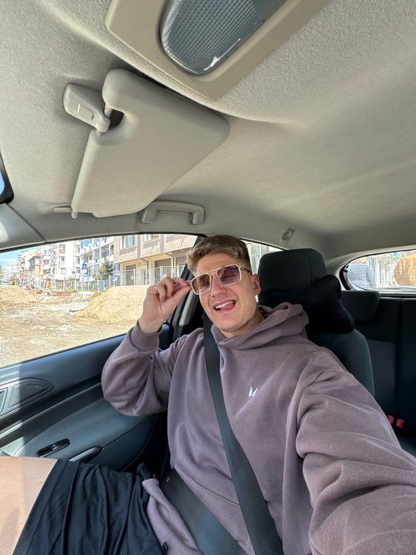 Person in mauve hoodie observed in car in Burgas