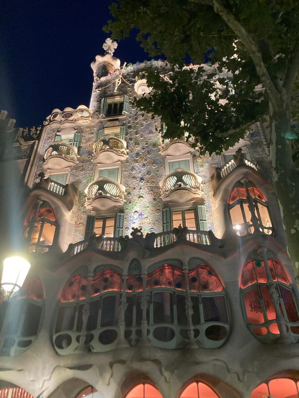Night out on Passeig de Gràcia, Casa Batlló front and center
