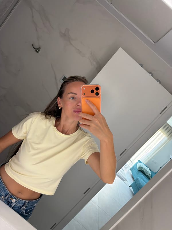 Mirror selfie session in a Finestrat bathroom
