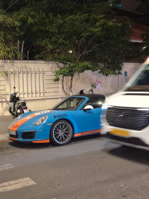 Race-liveried Porsche and a buzzing beachfront night in Đà Nẵng
