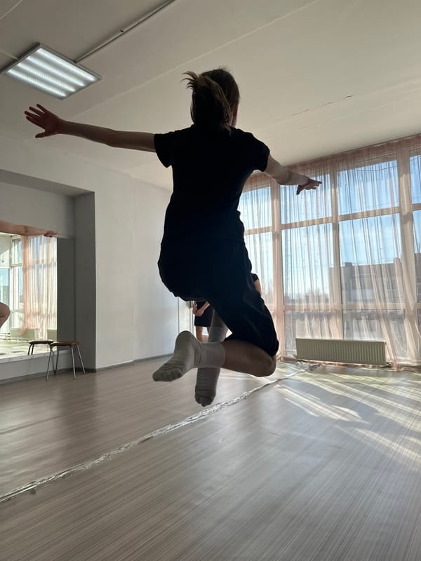 Dancer performs aerial moves in Votkinsk studio