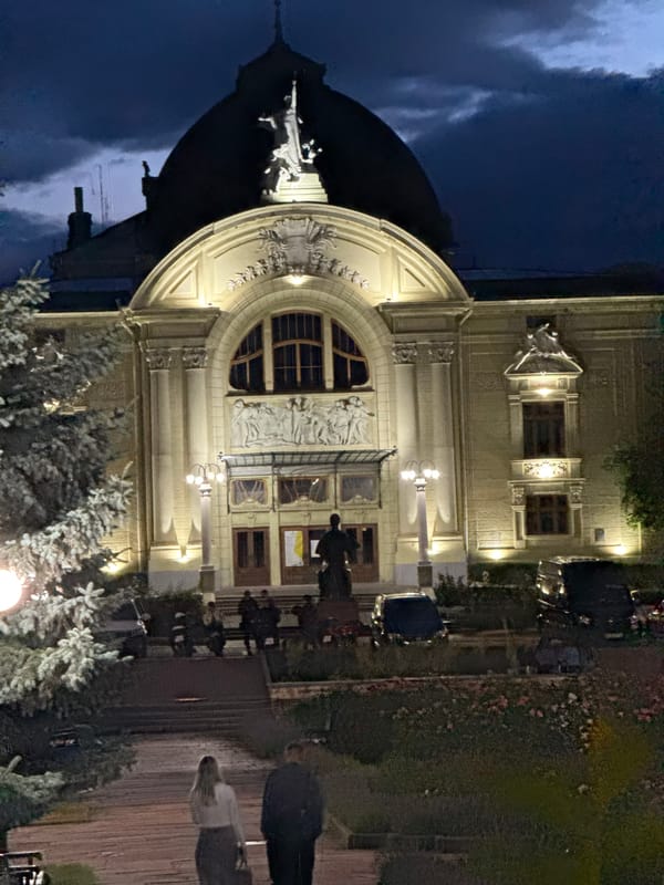 Chernivtsi at dusk: landmarks, streets, and a fruit stall