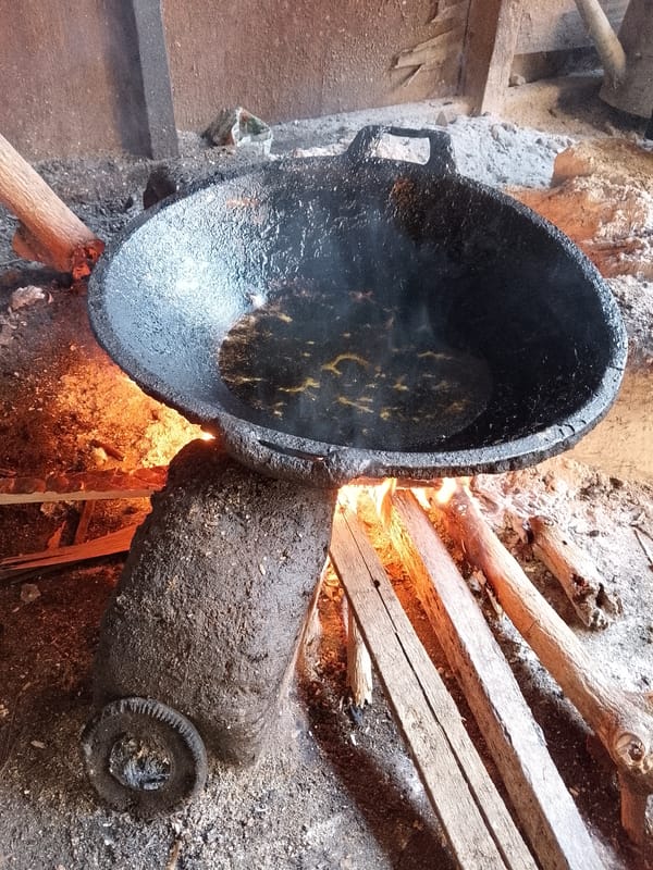 Traditional cooking and dining documented at Lhokseumawe food stall